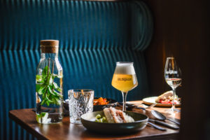 Eetbar De Wagon - menu gerechten en dranken - gedekte tafel